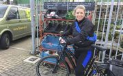 Marja van der Ende uit ’s-Gravenzande fietst kleine winkels af om lokaal gezond voedsel te kopen. beeld Annemieke Veldhuizen-Boogert