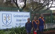 De kinderen Mnisi bij de school. Korah (l.), George Junior (m.) en Theophilus (r.). De ‘Calvyn’ is een particuliere christelijke school in Pretoria. beeld RD, Evert van Vlastuin