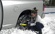 Zelfs een vrouw staat haar mannetje met de Trac-Grabber als de auto vaststaat in de sneeuw. beeld Trac-Grabber