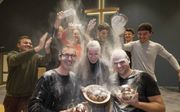Jongeren van de CGK in Goes strooien rijkelijk met poedersuiker. De stichting Diaconale Jongerenreis bakt oliebollen voor hun werkvakantie naar Roemenië. beeld Dirk-Jan Gjeltema