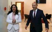 Minister van Onderwijs, Naftali Bennett (r.) en minister van Justitie, Ayelet Shaked hebben een nieuwe rechtse partij opgericht: Nieuw Rechts.  beeld AFP, Jack Guez
