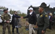 President Trump bezocht donderdag het grensgebied tussen de Verenigde Staten en Mexico om de politieke druk op te voeren. beeld AFP, Jim Watson