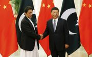 China’s president Xi Jinping (r.) en de Pakistaanse premier Imran Khan (l.). beeld EPA, Thomas Peter