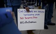 Met verlof gestuurde federale ambtenaren en protesteren tegen de shutdown in Philadelphia. beeld AFP, Mark Makela