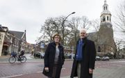 Inge Trommel en ds. K. van Meijeren in het centrum van Nijkerk. „We worden geroepen verantwoording af te leggen van de hoop die in ons is.”  beeld RD, Anton Dommerholt
