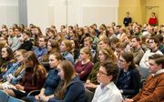 De bijeenkomst van de werkgroep voor studerenden van de Gereformeerde Gemeenten, vrijdag in Gouda, trok ongeveer 140 studenten. beeld Cees van der Wal