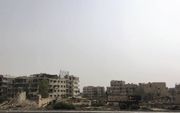 De snelweg tussen Damascus en Homs is weer open. Op deze route ligt het voormalige rebellenbolwerk Duma. Kilometerslang strekt totale verwoesting zich uit. beeld Jacob Hoekman