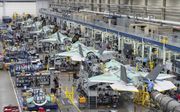 Blik op de werkvloer in de immense F-35-fabriek in Fort Worth in de Amerikaanse staat Texas. Vliegtuigfabrikant Lockheed Martin produceert 160 gevechtstoestellen per jaar, drie per week.  beeld Lockheed Martin