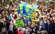 Duizenden scholieren hadden zich aan het eind van de ochtend verzameld op het Malieveld in Den Haag. Ze eisen dat de regering meer actie onderneemt tegen klimaatverandering, in navolging van Europese leeftijdsgenoten die spijbelden om te demonstreren. bee