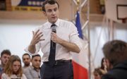 President Macron spreekt op een ontmoeting met jongeren in het kader van het nationale debat. beeld EPA, Christophe Petit Tesson