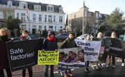 In steden in heel Europa organiseerden consumenten en activisten vorige week protestacties waarmee ze de overheid van Bangladesh opriepen tot een betere bescherming van arbeiders in de kledingindustrie. beeld Human Rights Watch