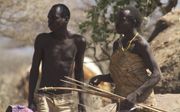 Leden van de Hadza-stam in Tanzania. beeld Wikimedia