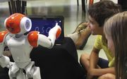 Robot Nao helpt kinderen hun handschrift te verbeteren.  beeld EPFL-CHILI