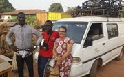 Gerda Klaver (r.) met twee medewerkers vrijdagmiddag na de incidenten in de hoofdstad van Guinee-Bissau.  beeld stichting Kimon