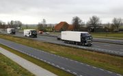 Nederland blijkt goed voorbereid te zijn op de komst van zelfrijdende voertuigen. Foto: proef met zelfrijdende trucks in 2015 op de A28 bij Zwolle. beeld ANP, Bas Czerwinski