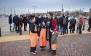 Een groep bezorgde Urkers verzamelde zich dinsdagmorgen op de havenkade voordat ze met bussen vertrokken naar Den Haag om de aandacht van de Tweede Kamer te vragen voor het dreigende pulskorverbod. beeld Freddy Schinkel