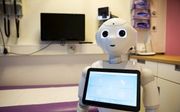 Sociale robots als Nao/Zora of Pepper komen toch behoorlijk dom over. Foto: zorgrobot Pepper aan het werk in het Máxima Medisch Centrum in Veldhoven. beeld ANP, Alexander Schippers