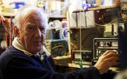 Albert Bloeming (78) zendt al 66 jaar uit met zijn door hemzelf in elkaar geknutselde radioapparatuur. beeld Hjalmar Guit