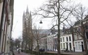 Hoog verheft zich de toren van de Oude Kerk zich boven de grachtenpanden van de Delftse binnenstad. beeld RD, Anton Dommerholt
