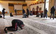 Vrijwel wekelijks spreekt iemand in de Rotterdamse moskee Centrum de Middenweg (foto) de islamitische geloofsbelijdenis uit om daarmee moslim te worden. Nederland telt circa 17.000 moslimbekeerlingen. beeld RD, Anton Dommerholt