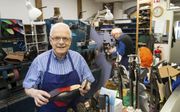 Voormalig schoenmaker Jan van Hof (77) uit Barneveld denkt nog niet aan stoppen. „Stilzitten maakt oud en stijf.” beeld RD Anton Dommerholt