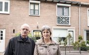 Jan en Jeannette Hordijk: „Meer elektra betekent heel veel kabels verzwaren.” Het echtpaar schrikt van het bedrag dat nodig is om hun middenwoning gasloos te maken.  beeld André Dorst