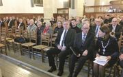 De herdenkingsbijeenkomst ter gelegenheid van 400 jaar Synode van Dordrecht vond plaats in de Johanneskerk te Kruiningen. Vooraan v.l.n.r.: ds. J. R. van Vugt, ds. L. den Breejen, burgemeester J. van Egmond (Reimerswaal). beeld RD