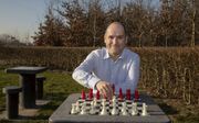 Jesús Medina bij een schaaktafel in het Utrechtse Máximapark. „Schaken in de buitenlucht moet normaal worden.” beeld Erik Kottier