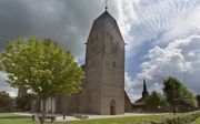 De toren van de Walfriduskerk in Bedum, een dorp in het Groninger Hoogeland. Socioloog Paul Kapteyn schreef een boek over zijn familiegeschiedenis die zich afspeelt in deze omgeving. Zijn vader, opa en grootvader waren vrijzinnige predikanten in Groningen