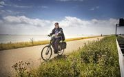 Het voor Nederlandse begrippen ‘eindeloze’ fietspad langs de Afsluitdijk gaat komende drie jaar op slot. De dijk wordt verstevigd en verhoogd. Foto: een fietser op de Afsluitdijk.  beeld RD, Henk Visscher