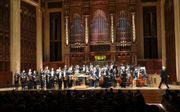Het Duitse Capitol Symphonie Orchester and Friends is klaar voor een uitvoering in het operagebouw van Muscat. Achter het orkest het grootste pijporgel van het Arabisch schiereiland. beeld Jacob Hoekman