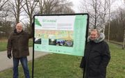 Rick Timmer (l) en Erik Renes bij het bord dat meldt wie de bomen langs het Levenspad in Rotterdam adopteerde. De bomen worden geplant ter herinnering aan een geliefde of bijzondere gebeurtenis. beeld A. M. Alblas