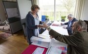 In de huiskamer van de boerderij van de familie Westhoff in Marle bevindt zich het kleinste stembureau van Nederland. „We stemmen hier rechtser dan gemiddeld in Nederland.” beeld RD, Anton Dommerholt