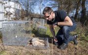 Op een onderzoekslocatie in het Overijsselse Den Ham inspecteert forensisch antropoloog Tristan Krap een varkenskadaver. beeld Frank Uijlenbroek