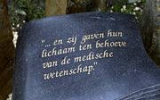 Nederland telt diverse monumenten ter nagedachtenis aan mensen die hun lichaam ter beschikking stelden aan de wetenschap. Foto: zo’n monument bij Yarden Crematorium in Groningen. beeld ANP, Dennis Beek