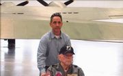Pleunie Korteland uit Papendrecht fotografeerde piloot James H. Keeffe rond zijn 92e verjaardag in 2015 in het luchtvaartmuseum Museum of Flight in Seattle. Enkele maanden later is Keeffe overleden. Achter de rolstoel zijn zoon, die de oorlogsbelevenissen
