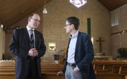 Ds. P. D. J. Buijs (l.) en prof. dr. H. J. Paul met elkaar in gesprek in de Amersfoortse Ichthuskerk. beeld RD, Anton Dommerholt