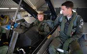 Koning Willem-Alexander achter de cockpit van een F-16. beeld Defensie