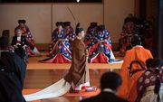 De Japanse keizer Naruhito tijdens de inhuldigingsplechtigheid. beeld EPA