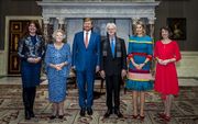 Koning Willem-Alexander reikte donderdag in het Paleis op de Dam in Amsterdam de Erasmusprijs uit aan de Amerikaanse componist en dirigent John Adams. Koningin Máxima en prinses Beatrix waren bij de uitreiking aanwezig. beeld ANP