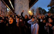 Iraniërs protesteren zaterdag bij de universiteit van Teheran tegen het regime en spreken hun steun uit voor de slachtoffers van de vliegramp van vorige week. beeld EPA, Abedin Taherkenareh