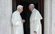 Paus Benedictus XVI (l.) en paus Franciscus in 2015. beeld EPA/L’Osservatore Romano