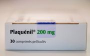 Een doosje tabletten met hydroxychloroquine (merknaam Placquénil). Het antimalariamiddel werkt mogelijk tegen corona, maar preventief gebruik is af te raden gezien de ernstige bijwerkingen. Overmatig gebruik kan leiden tot verstoring van het hartritme en 