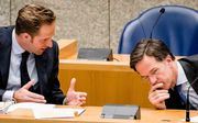 Overleg tussen premier Rutte en minister De Jonge tijdens het Kamerdebat over de bestrijding van het coronavirus. beeld ANP, Bart Maat