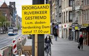 Vanwege de maatregelen om verspreiding van het coronavirus tegen te gaan, is er op de Dam in Amsterdam maandagavond een herdenking zonder publiek. beeld ANP, Koen van Weel