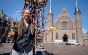 Portret van Willem Engel in de fontein op het Binnenhof, initiatiefnemer van de actiegroep Viruswaanzin. De groep strijdt tegen de door de overheid genomen coronamaatregelen. beeld ANP
