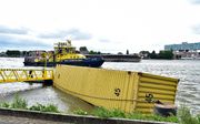 Een binnenvaartschip is woensdag tegen de Willemsbrug in Rotterdam gevaren. beeld ANP