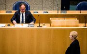 Minister Wouter Koolmees van Sociale Zaken en Werkgelegenheid en Corrie van Brenk (50Plus) tijdens het debat in de Tweede Kamer over het pensioenakkoord. beeld ANP