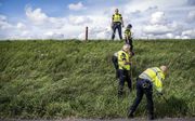 Politie doet onderzoek in de berm op de plek waar een meisje van 14 jaar uit Marken is gevonden langs de dijk tussen Monnickendam en Marken. De politie is bezig met een zoektocht in de berm voor eventueel meer bewijs. ANP, Ramon van Flymen