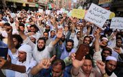 Pakistaanse moslims spreken hun steun uit voor Khalid Khan, die eind juli in een Pakistaanse rechtbank een man doodschoot die beschuldigd werd van godslastering. beeld EPA, Bilawal Arbab
